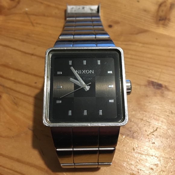 Nixon Quatro - Picture 1 of 2